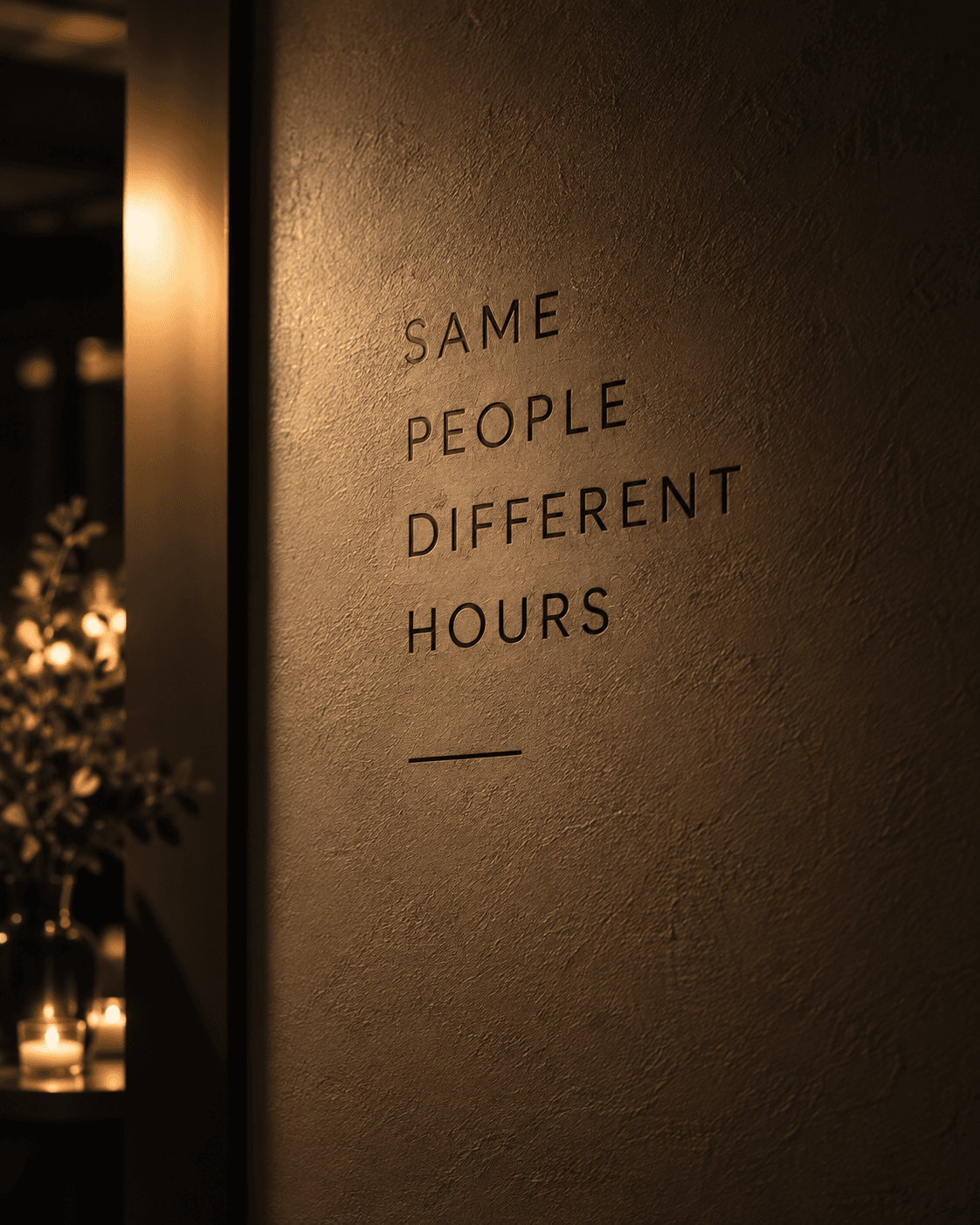 SAME PEOPLE DIFFERENT HOURS 문구가 있는 OFF HOURS 공간