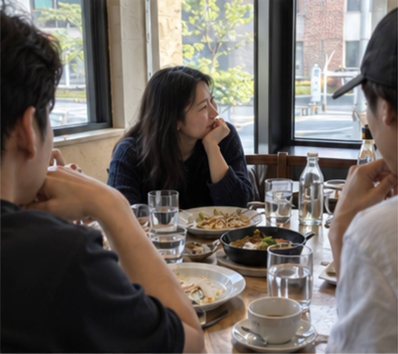 식사를 함께하며 이야기를 나누는 사람들